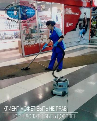 Уборка твердых напольных покрытий производится профессиональным оборудованием