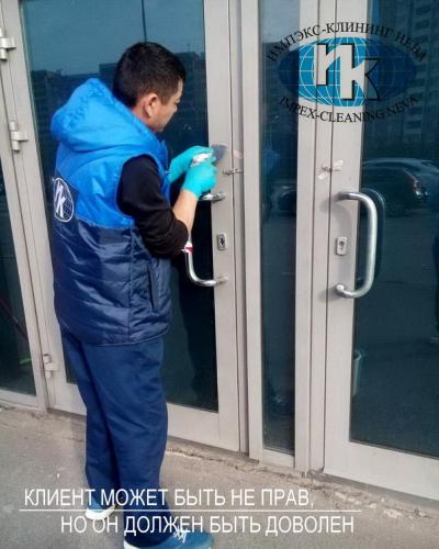 Тщательный клининг входной зоны торговой точки, персонал за работой