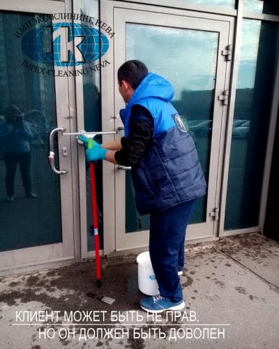 Тщательный клининг входной зоны торговой точки, персонал за работой