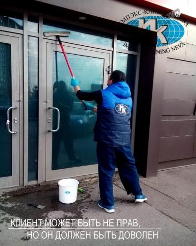 Тщательный клининг входной зоны торговой точки, персонал за работой