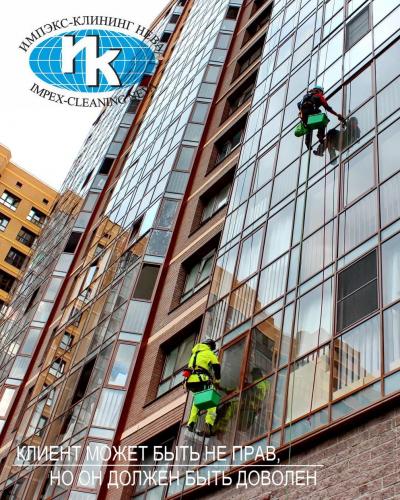 Мойка окон на высоте альпинистами в СПб