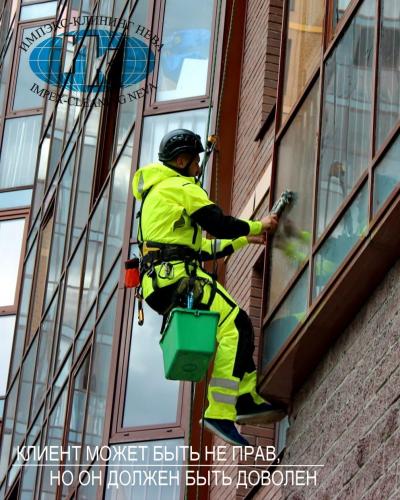 Мойка окон на высоте альпинистами в СПб