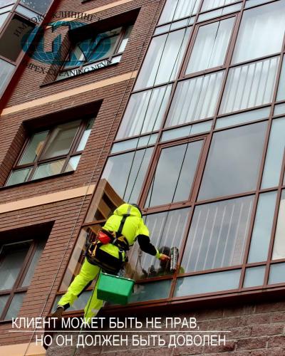 Мойка окон на высоте альпинистами в СПб