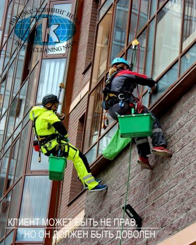 Мойка окон на высоте альпинистами в СПб