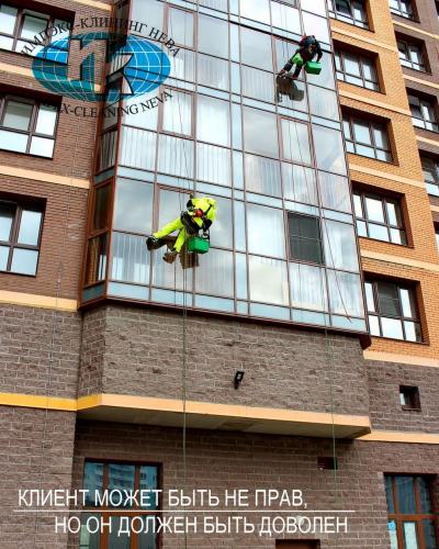 Мойка окон на высоте альпинистами в СПб