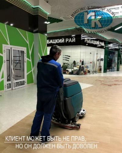 Машинная мойка пола в торговом центре