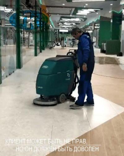 Машинная мойка пола в торговом центре