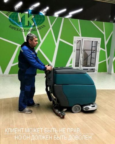 Машинная мойка пола в торговом центре