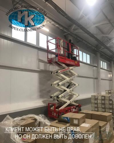 Для удаления пыли на большой высоте используются подъемники