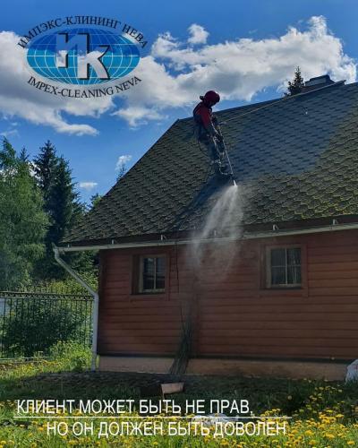 Бережная очистка мягкой кровли от мха и зелени