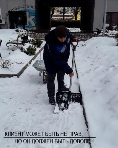 Уборка прилегающей территории зимой