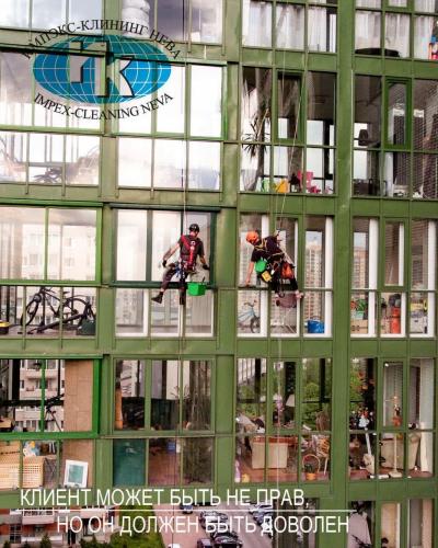 Весенняя мойка фасада жилого высотного дома альпинистами