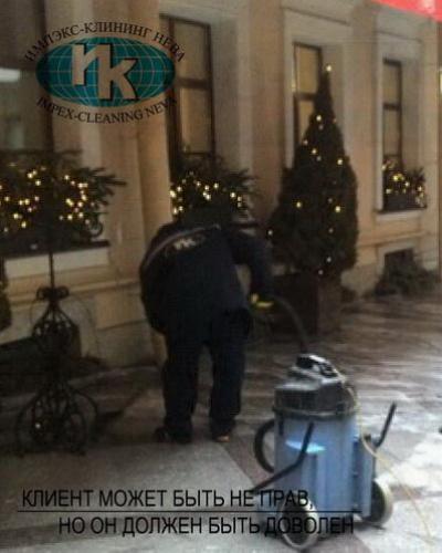 Мойка гранитного покрытия, персонал за работой