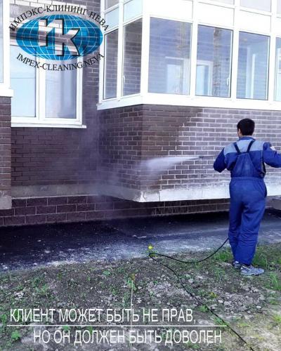 Клининг многоквартирного дома: мойка фасада с земли