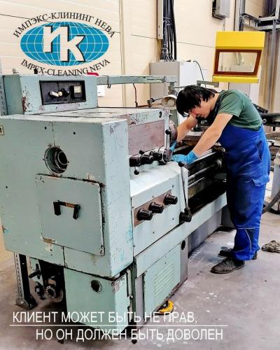 Чистка станка на производстве