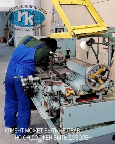 Чистка станка на производстве