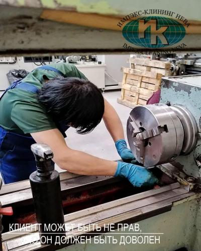 Чистка станка на производстве