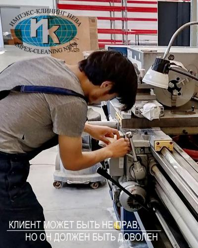 Чистка станка на производстве