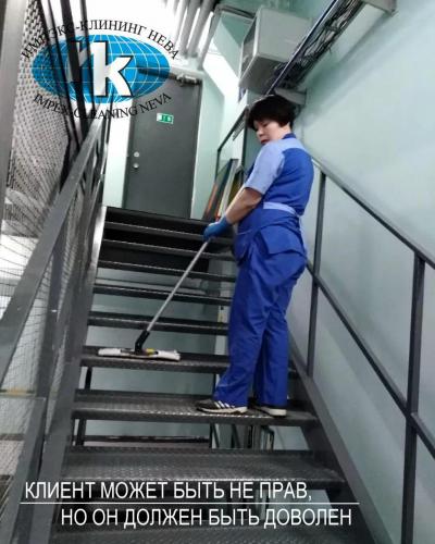 В процессе уборке территорий склада производится клининг лестниц и технических помещений