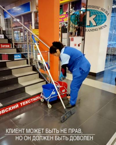 Клининг магазинов включает в себя очистку лестниц и переходов