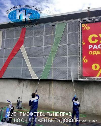 Мытье фасада магазина