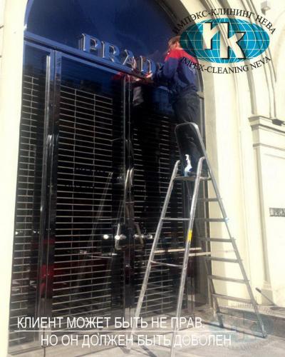 Мойка витрины магазина в СПб