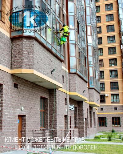 Обслуживание жилого дома: мытье фасада