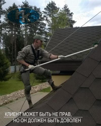 Альпинисты за работой по чистке мягкой кровли от мха и зелени