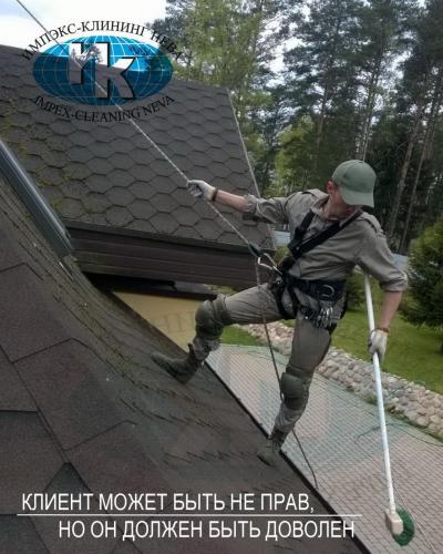 Альпинисты за работой по чистке мягкой кровли от мха и зелени