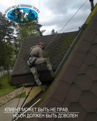 Альпинисты за работой по чистке мягкой кровли от мха и зелени