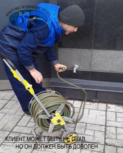 Обслуживание территории дома летом