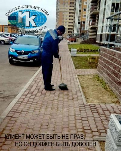 Обслуживание территории дома летом