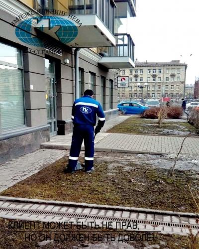 Обслуживание территории дома летом