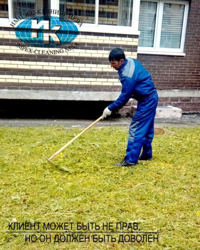 Весенняя уборка территории жилого дома