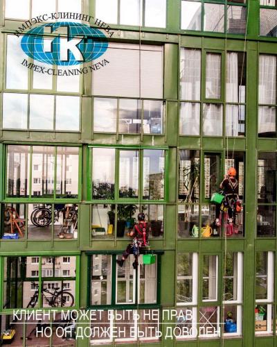 Очистка сплошного остекления жилого дома альпинистами весной