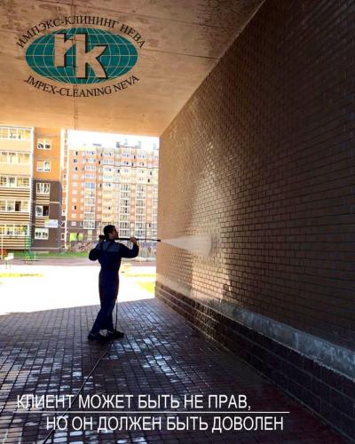 Клининг многоквартирного дома: мойка фасада с земли