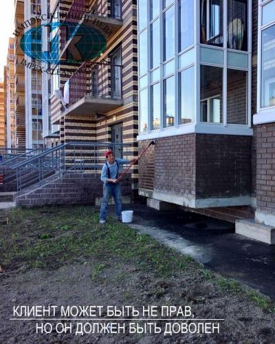 Клининг многоквартирного дома: мойка фасада с земли