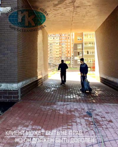 Клининг многоквартирного дома: мойка фасада с земли