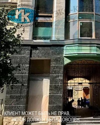 Удаление граффити и чистка гранитной облицовки жилого дома