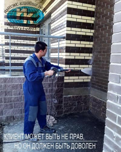 Клининг многоквартирного дома: мойка фасада с земли