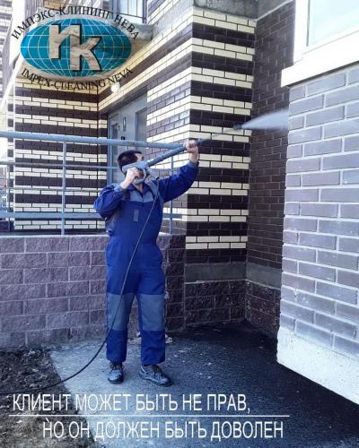 Клининг многоквартирного дома: мойка фасада с земли