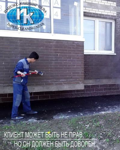 Клининг многоквартирного дома: мойка фасада с земли