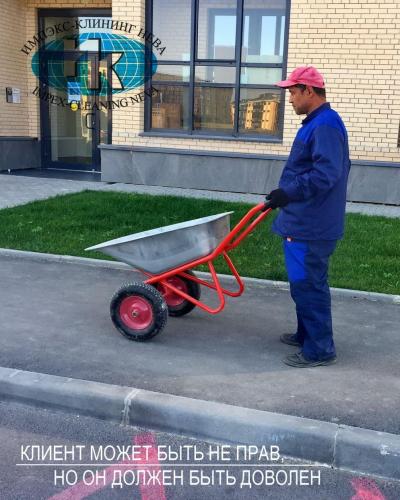 Уборка прилегающей территории жилого дома летом